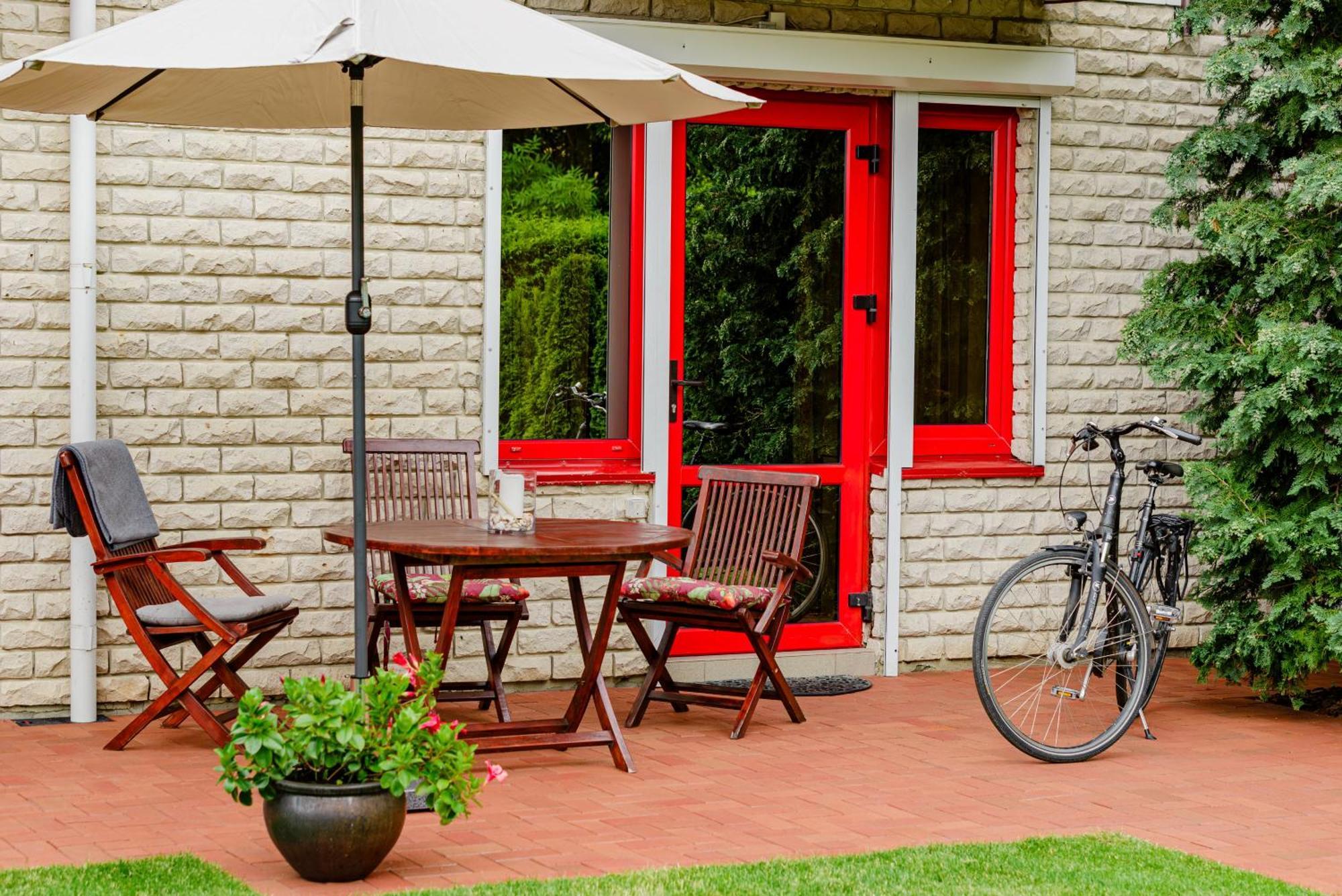 Family Inn Cottage With Terrace Паланга Экстерьер фото